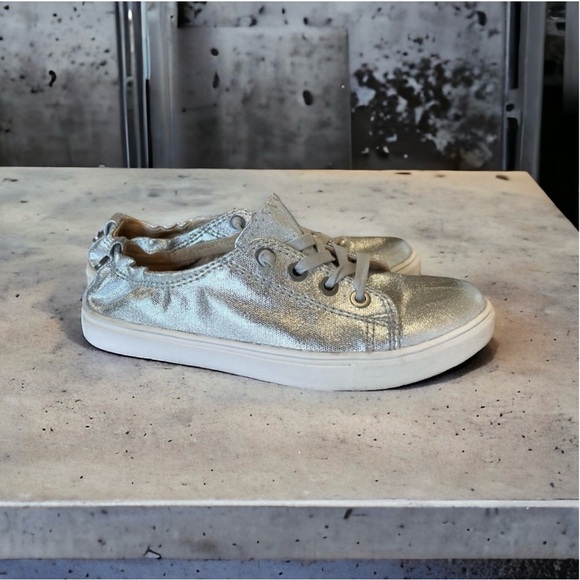 Steve Madden Jane silver sneaker. Gently worn. Super comfortable Great condition - Picture 8 of 17